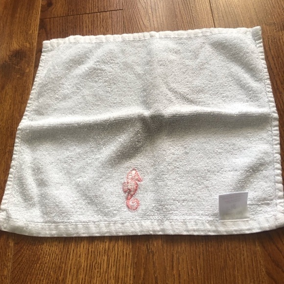 embroidered seahorse wash cloth - Picture 3 of 4